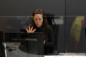 Una intèrpret en llengua de signes del 061 Salut Respon atén una consulta per videotrucada. ACN
