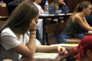 Una noia esperant començar l'examen de llengua castellana i literatura de la selectivitat. ACN / Elisenda Rosanas