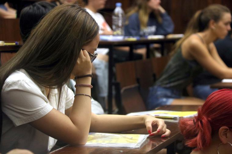 Una noia esperant començar l'examen de llengua castellana i literatura de la selectivitat. ACN / Elisenda Rosanas