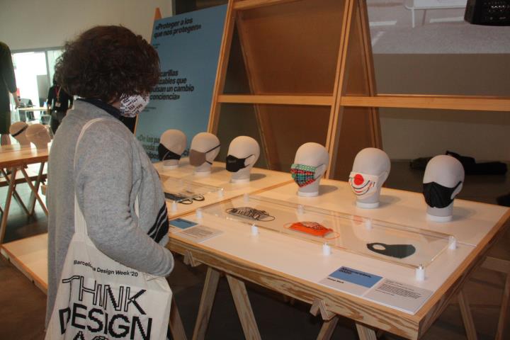 Una noia observa les mascaretes a l'exposició 'Emergència! Dissenys contra la covid-19', al Museu del Disseny. ACN