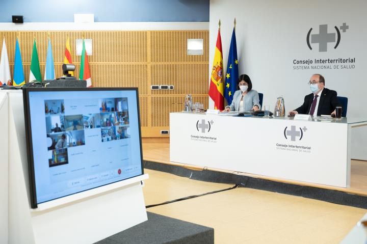 Una pantalla amb consellers autonòmics de Salut amb la ministra Carolina Darias i el ministre Miquel Iceta al fons. Pool Moncloa / Borja Puig