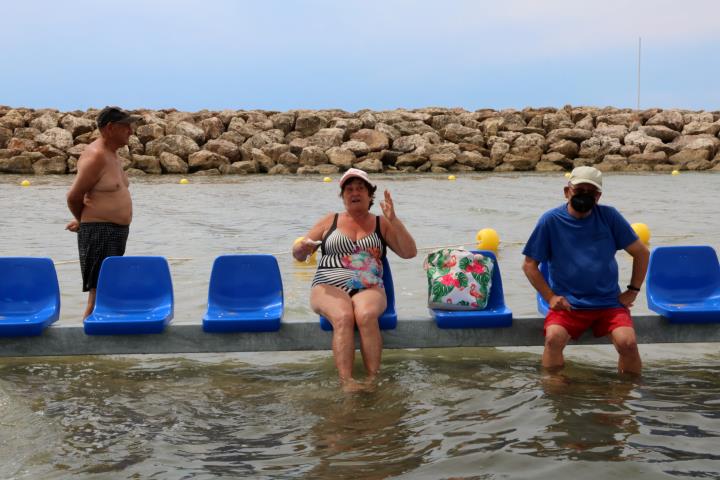 Una platja amb baranes i cadires dins l'aigua, la solució de Cunit per als banyistes amb mobilitat reduïda. ACN