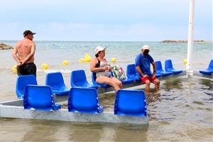 Una platja amb baranes i cadires dins l'aigua, la solució de Cunit per als banyistes amb mobilitat reduïda