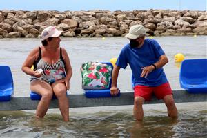 Una platja amb baranes i cadires dins l'aigua, la solució de Cunit per als banyistes amb mobilitat reduïda