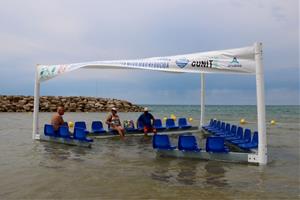 Una platja amb baranes i cadires dins l'aigua, la solució de Cunit per als banyistes amb mobilitat reduïda