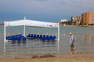 Una platja amb baranes i cadires dins l'aigua, la solució de Cunit per als banyistes amb mobilitat reduïda