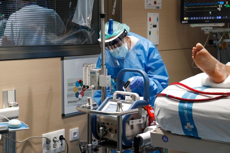 Una professional sanitària monitoritza un pacient covid ingressat a l'UCI de Vall d'Hebron. ACN