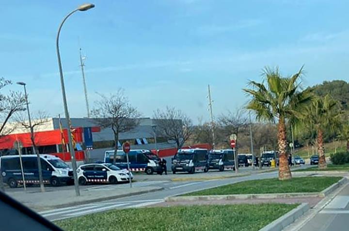 Vehicles dels mossos d'esquadra a la caserna de Sant Sadurní d'Anoia. Eix