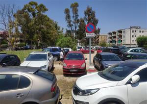 Vehicles mal aparcats al Prat de Vilanova. Eix