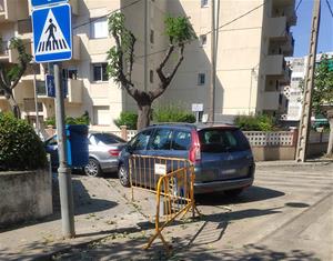 Vehicles mal aparcats al Prat de Vilanova