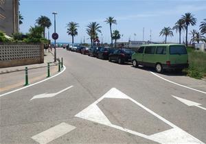 Vehicles mal aparcats al Prat de Vilanova
