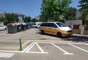 Vehicles mal aparcats al Prat de Vilanova
