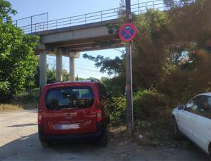 Vehicles mal aparcats al Prat de Vilanova