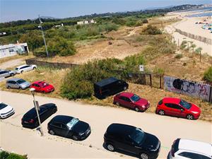 Vehicles mal aparcats al Prat de Vilanova