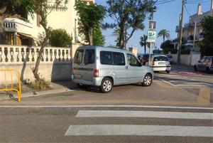 Vehicles mal aparcats al Prat de Vilanova