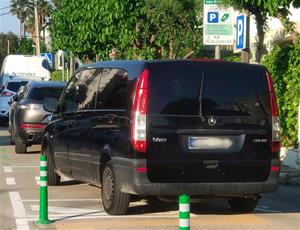 Vehicles mal aparcats al Prat de Vilanova