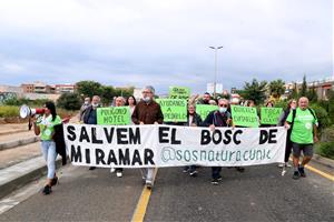 Veïns de Cunit es manifesten per aturar el projecte d’urbanització del bosc de Miramar. ACN