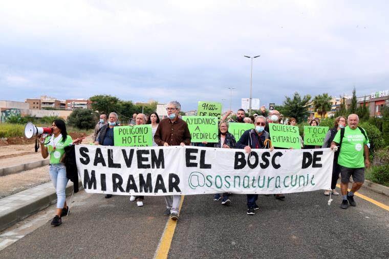 Veïns de Cunit es manifesten per aturar el projecte d’urbanització del bosc de Miramar. ACN
