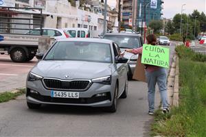 Veïns de Cunit es manifesten per aturar el projecte d’urbanització del bosc de Miramar