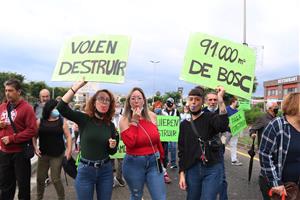 Veïns de Cunit es manifesten per aturar el projecte d’urbanització del bosc de Miramar