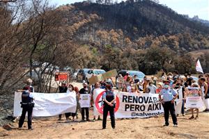 Veïns de la zona cremada a l'Anoia protesten per la massificació de macroprojectes solars i eòlics. ACN