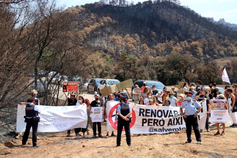 Veïns de la zona cremada a l'Anoia protesten per la massificació de macroprojectes solars i eòlics. ACN