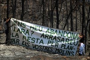 Veïns de la zona cremada a l'Anoia protesten per la massificació de macroprojectes solars i eòlics