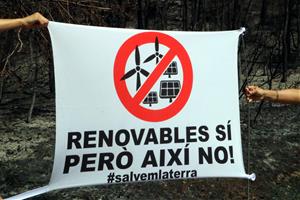 Veïns de la zona cremada a l'Anoia protesten per la massificació de macroprojectes solars i eòlics