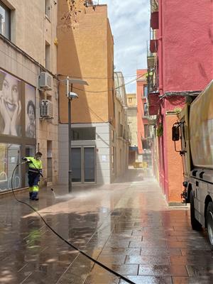 Vilafranca fa una neteja intensiva del paviment del centre de la vila