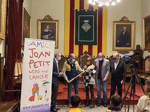 Vilafranca rep la cullera de fusta del 21è torneig d’hoquei Joan Petit Nens amb Càncer. Ajuntament de Vilafranca