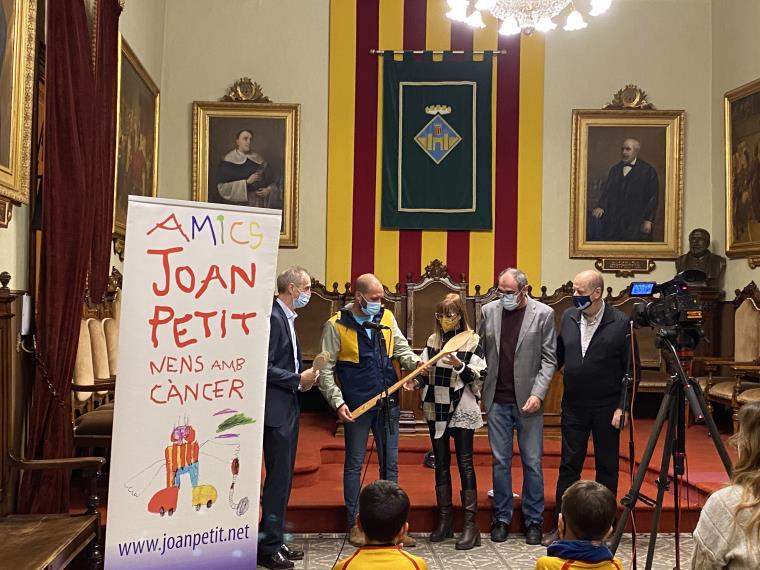 Vilafranca rep la cullera de fusta del 21è torneig d’hoquei Joan Petit Nens amb Càncer. Ajuntament de Vilafranca