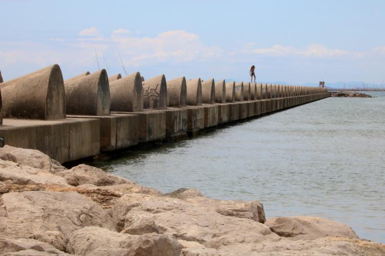 Vilanova, Cubelles i Calafell insten Endesa a treure tota la dàrsena de l'antiga tèrmica per guanyar metres de platja. ACN