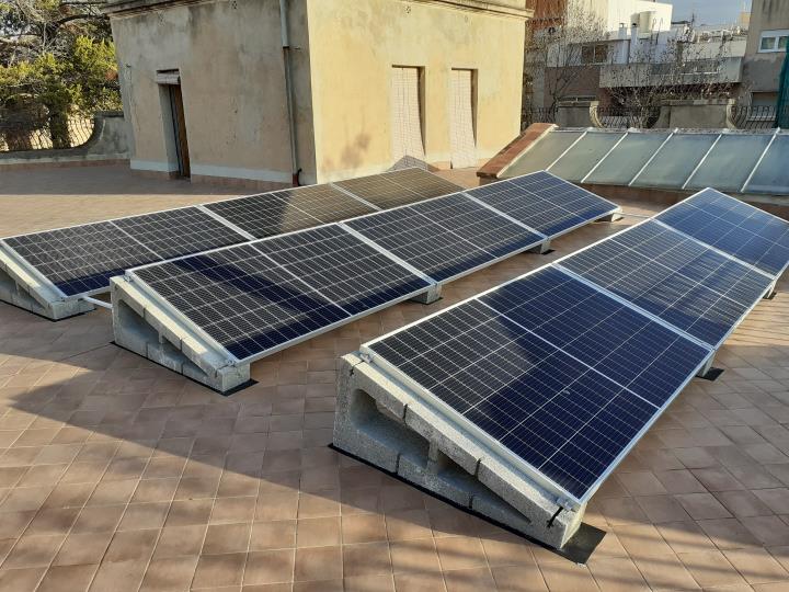 Vilanova estrena la primera instal·lació municipal de plaques solars d'autoconsum. Ajuntament de Vilanova