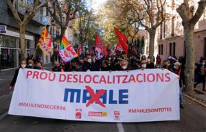 Vilanova i la Geltrú surt al carrer contra el tancament de la planta de Mahle. ACN