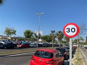 Vilanova instal·la els senyals que limiten la velocitat a 30, coincidint amb la implantació de la nova normativa. Ajuntament de Vilanova