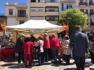 Vilanova recupera l'ambient de Sant Jordi, però enyora la rambla i les entitats. Susana Nogueira