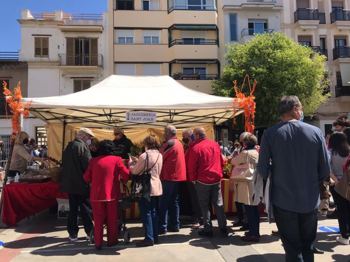 Vilanova recupera l'ambient de Sant Jordi, però enyora la rambla i les entitats. Susana Nogueira