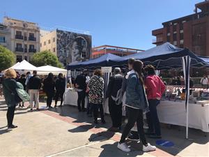 Vilanova recupera l'ambient de Sant Jordi, però enyora la rambla i les entitats