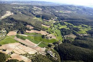 Vista aèria de la zona de Valldossera, que aplega diverses urbanitzacions de l'extrem sud-est del municipi de Querol, a l'Alt Camp. ACN