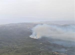 38 dotacions dels Bombers treballen a l'incendi de Sant Pere de Ribes, que afecta ja 20 hectàrees