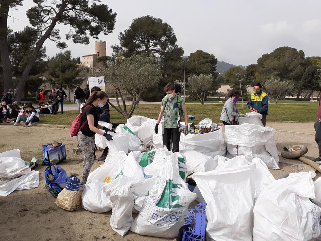 558 alumnes de les Escoles Verdes del Garraf fan amb una acció conjunta de neteja a les rieres de Ribes i de Begues. CC Garraf