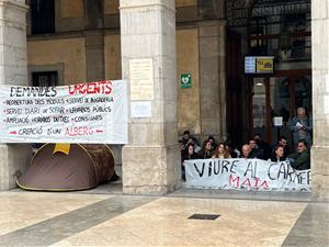 Acampada a les portes de l'Ajuntament de Vilanova contra el tancament dels mòduls per a les persones sense llar. Susana Nogueira