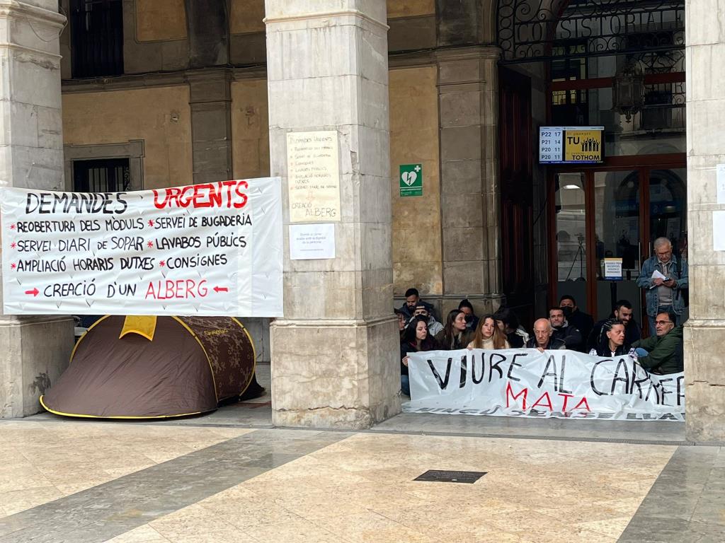 Acampada a les portes de l'Ajuntament de Vilanova contra el tancament dels mòduls per a les persones sense llar. Susana Nogueira