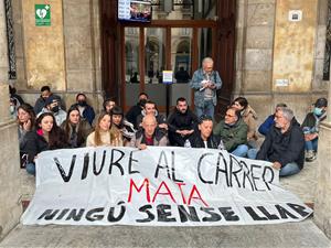 Acampada a les portes de l'Ajuntament de Vilanova contra el tancament dels mòduls per a les persones sense llar