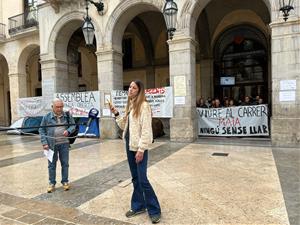 Acampada a les portes de l'Ajuntament de Vilanova contra el tancament dels mòduls per a les persones sense llar