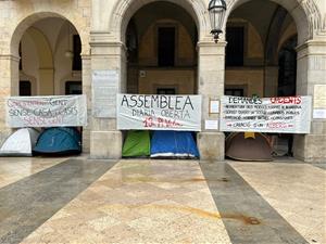 Acampada a les portes de l'Ajuntament de Vilanova contra el tancament dels mòduls per a les persones sense llar