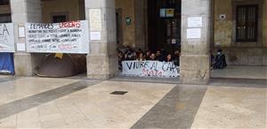 Acampada pacífica davant l'Ajuntament de Vilanova. Eix