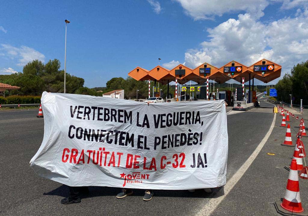 Acció duta a terme ahir al matí pel Jovent Republicà Penedès-Anoia. Eix