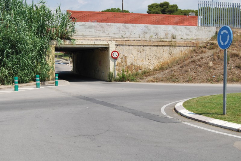 Adif començarà aquesta setmana la rehabilitació del pont sota la via del tren del passeig de Narcís Bardají de Cubelles. Ajuntament de Cubelles