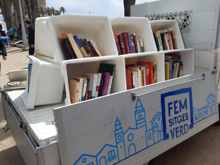La Book truck de Sitges amb els seus llibres per reutilitzar